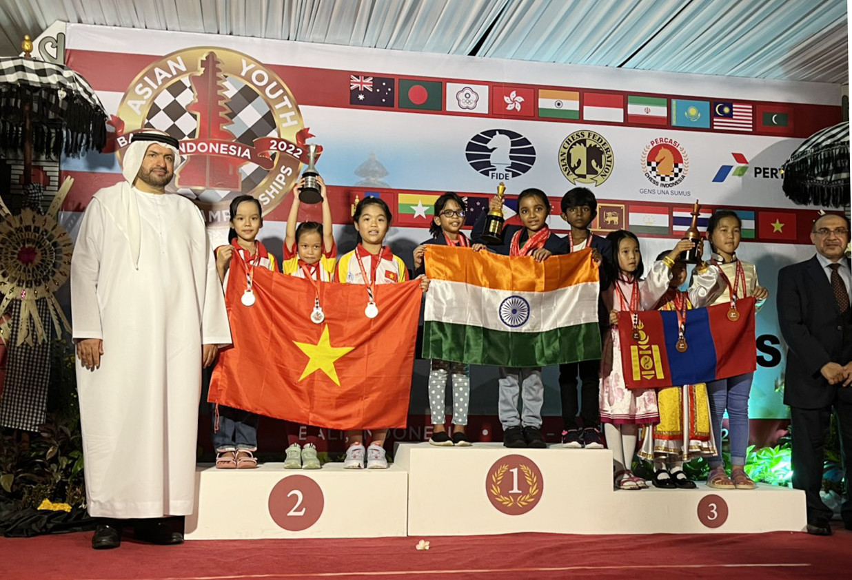 Vận động viên Phạm Như Ý cùng đồng đội giành Huy chương Bạc tại Giải Cờ vua trẻ châu Á. Vận động viên Phạm Như Ý cùng đồng đội giành Huy chương Bạc tại Giải Cờ vua trẻ châu Á.