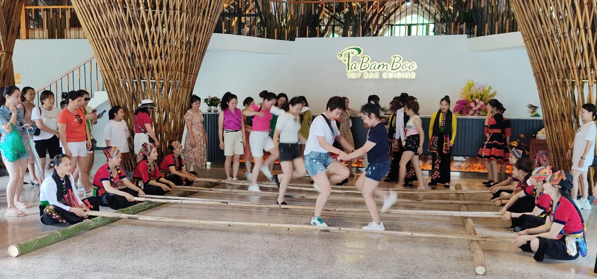 Đoàn công tác tỉnh Lào Cai khảo sát, trao đổi kinh nghiệm sản xuất nông nghiệp, du lịch tại tỉnh Sơn La ảnh 7 Đoàn công tác tỉnh Lào Cai khảo sát, trao đổi kinh nghiệm sản xuất nông nghiệp, du lịch tại tỉnh Sơn La ảnh 7