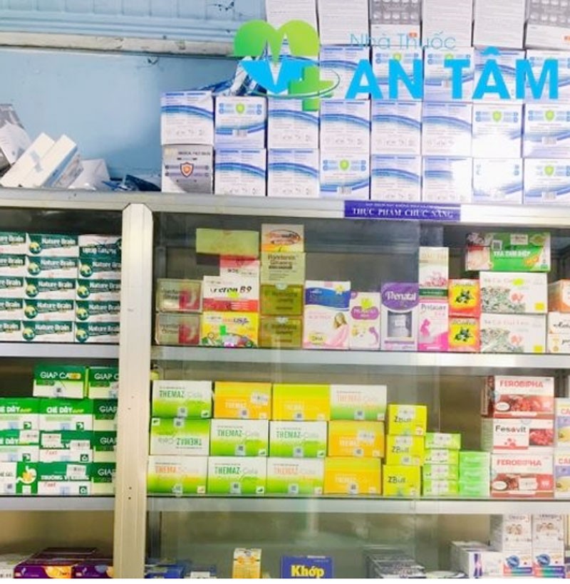 Các loại thuốc được bày lên trên kệ thuốc.