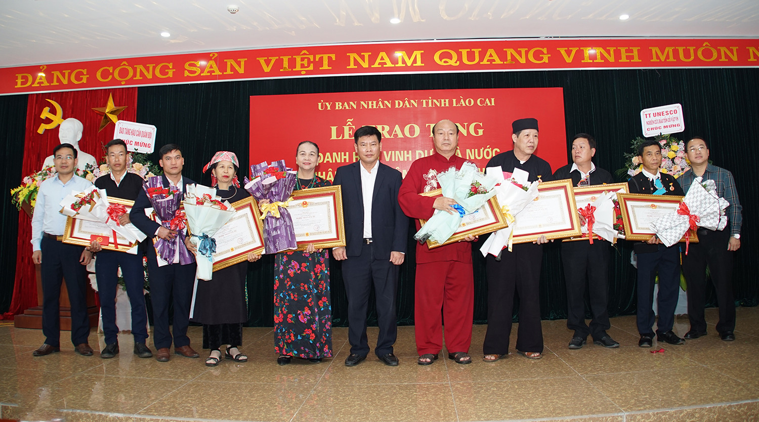Lào Cai: 10 nghệ nhân được trao tặng danh hiệu Nghệ nhân Nhân dân và Nghệ nhân Ưu tú ảnh 3 Lào Cai: 10 nghệ nhân được trao tặng danh hiệu Nghệ nhân Nhân dân và Nghệ nhân Ưu tú ảnh 3
