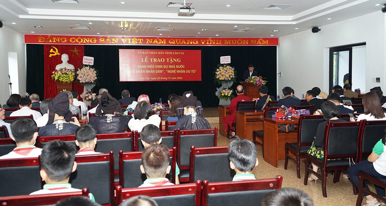 Lào Cai: 10 nghệ nhân được trao tặng danh hiệu Nghệ nhân Nhân dân và Nghệ nhân Ưu tú ảnh 1 Lào Cai: 10 nghệ nhân được trao tặng danh hiệu Nghệ nhân Nhân dân và Nghệ nhân Ưu tú ảnh 1