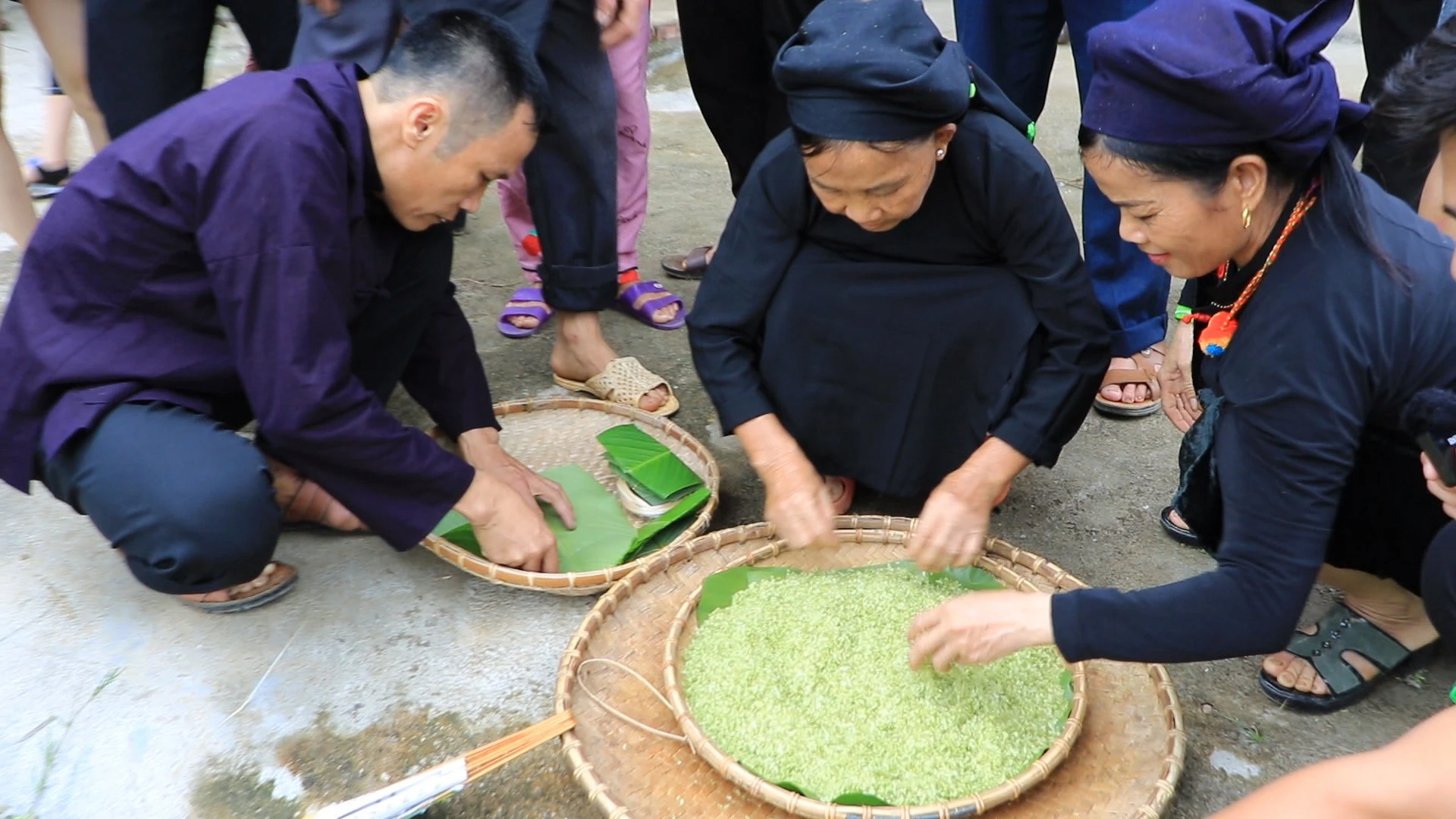 Gói cốm bằng lá chuối, lá dong.