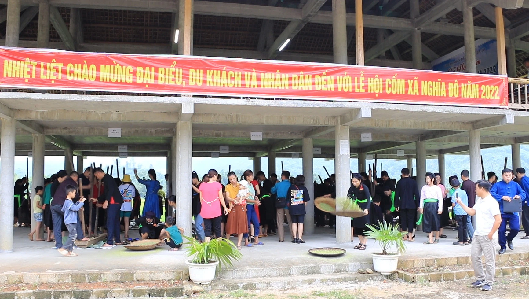 Người dân và du khách tham quan, trải nghiệm tại lễ hội.