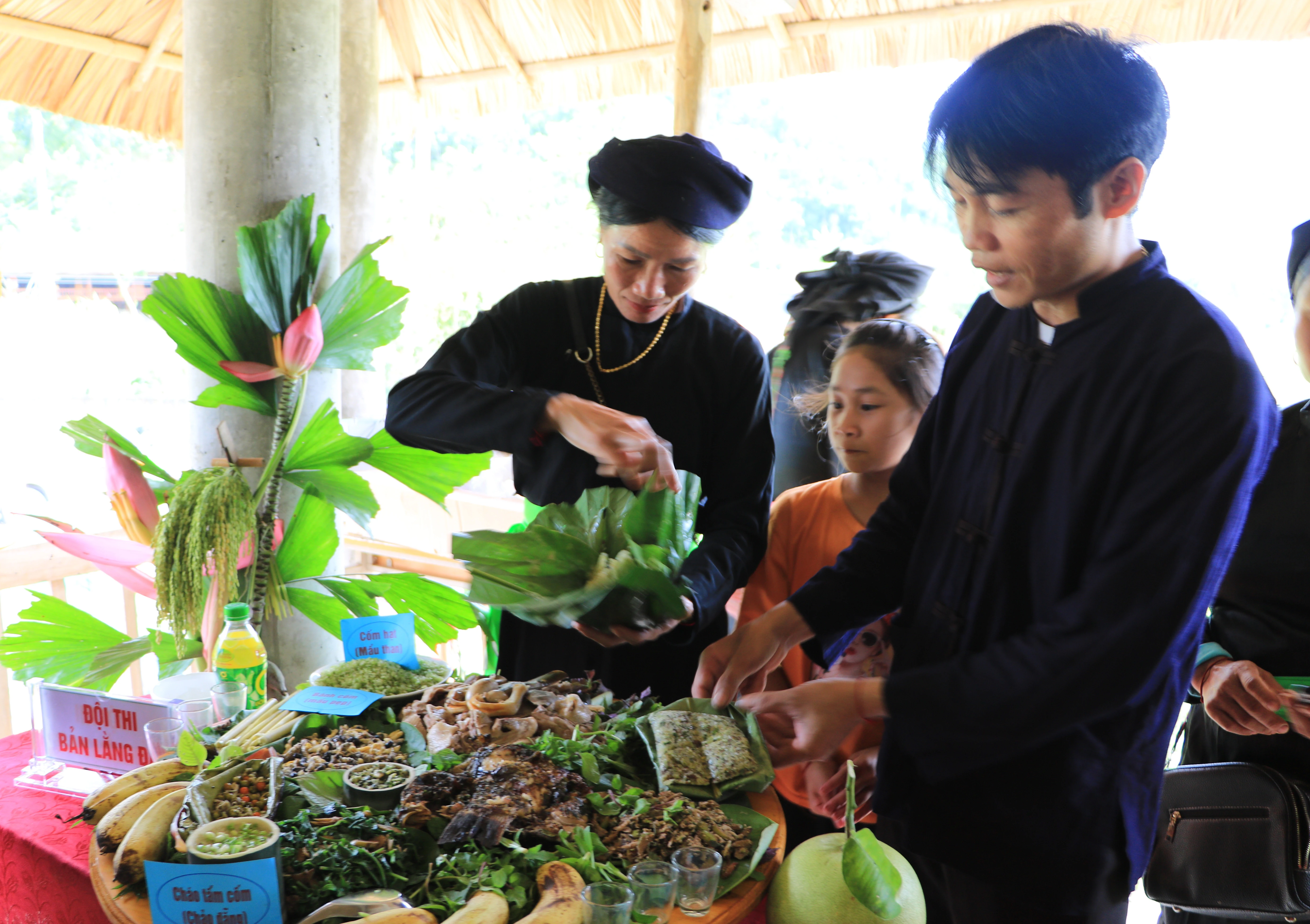 Các đội thi trình bày mâm lễ.