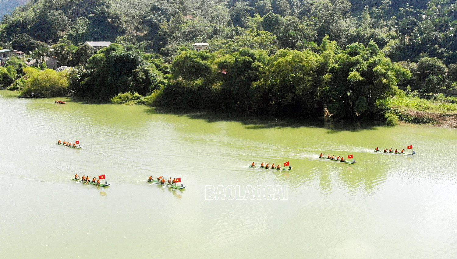Các đội đua nhận được sự cổ vũ nhiệt tình của người dân địa phương và du khách. Các vòng đua diễn ra đầy kịch tính, hấp dẫn. Lực lượng cứu hộ, cảnh sát đường thủy luôn theo sát các đội đua. Trao giải Nhất cho đội đua mảng xã Phúc Khánh. Các đội đua nhận được sự cổ vũ nhiệt tình của người dân địa phương và du khách. Các vòng đua diễn ra đầy kịch tính, hấp dẫn. Lực lượng cứu hộ, cảnh sát đường thủy luôn theo sát các đội đua. Trao giải Nhất cho đội đua mảng xã Phúc Khánh.