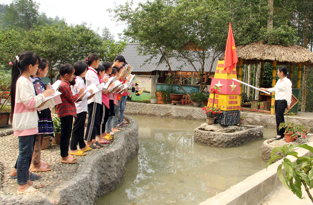 Trường Phổ thông Dân tộc bán trú Tiểu học Nậm Mòn 1 xây dựng mô hình Quần đảo Trường Sa phục vụ các tiết học biển, đảo quê hương. Trường Phổ thông Dân tộc bán trú Tiểu học Nậm Mòn 1 xây dựng mô hình Quần đảo Trường Sa phục vụ các tiết học biển, đảo quê hương.