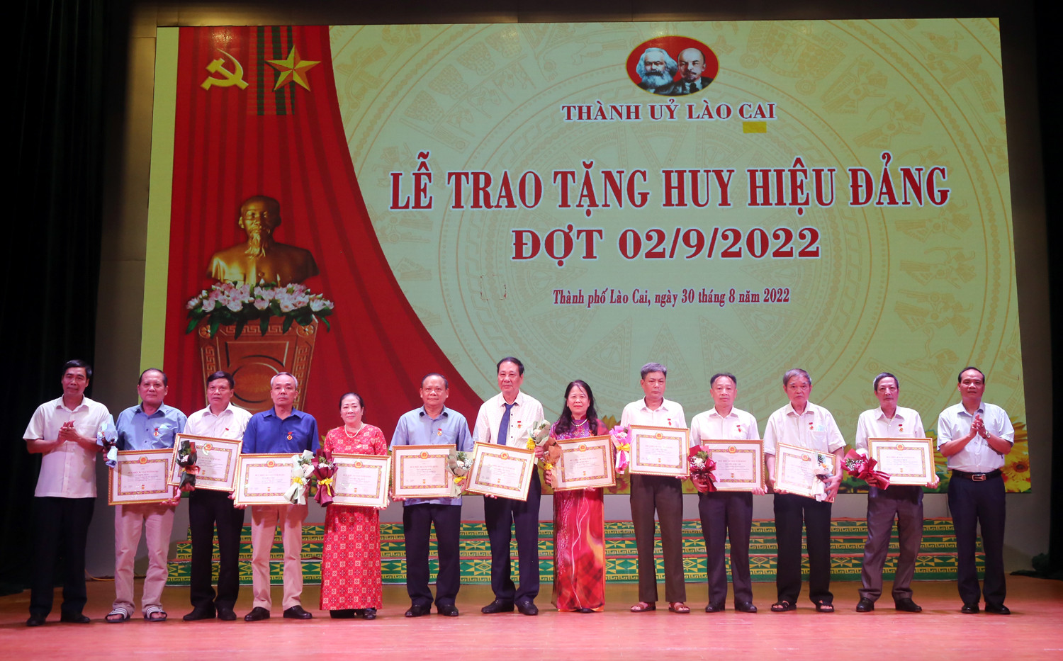 Phó Bí thư Tỉnh ủy Hoàng Giang dự lễ trao tặng Huy hiệu Đảng đợt 2/9 cho 93 đảng viên tại Thành ủy Lào Cai ảnh 8