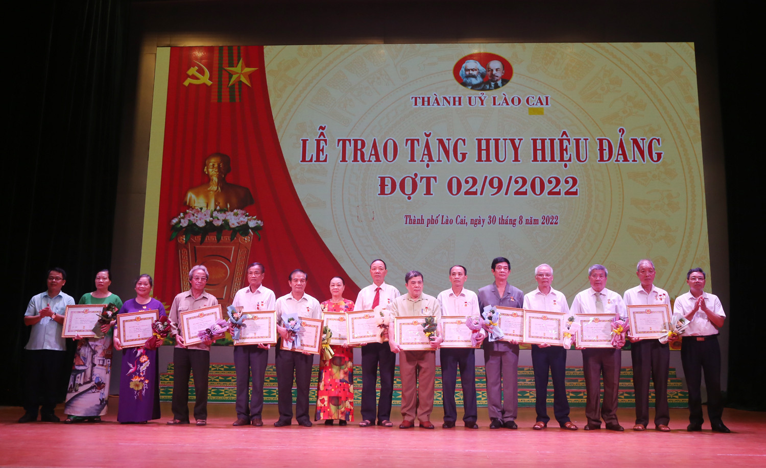 Phó Bí thư Tỉnh ủy Hoàng Giang dự lễ trao tặng Huy hiệu Đảng đợt 2/9 cho 93 đảng viên tại Thành ủy Lào Cai ảnh 7