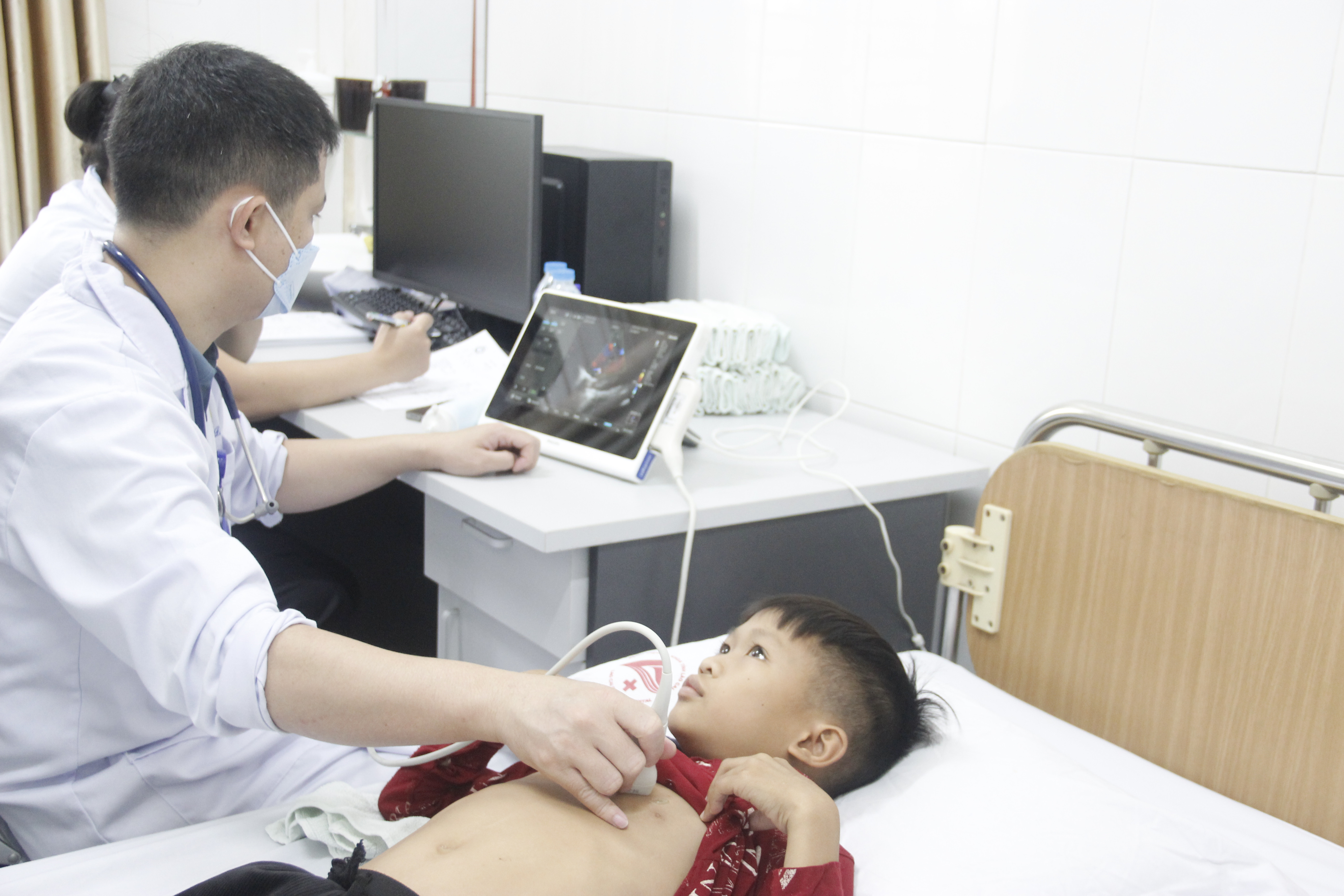 Chương trình "Trái tim cho em" khám sàng lọc bệnh tim bẩm sinh miễn phí cho trẻ em ảnh 5