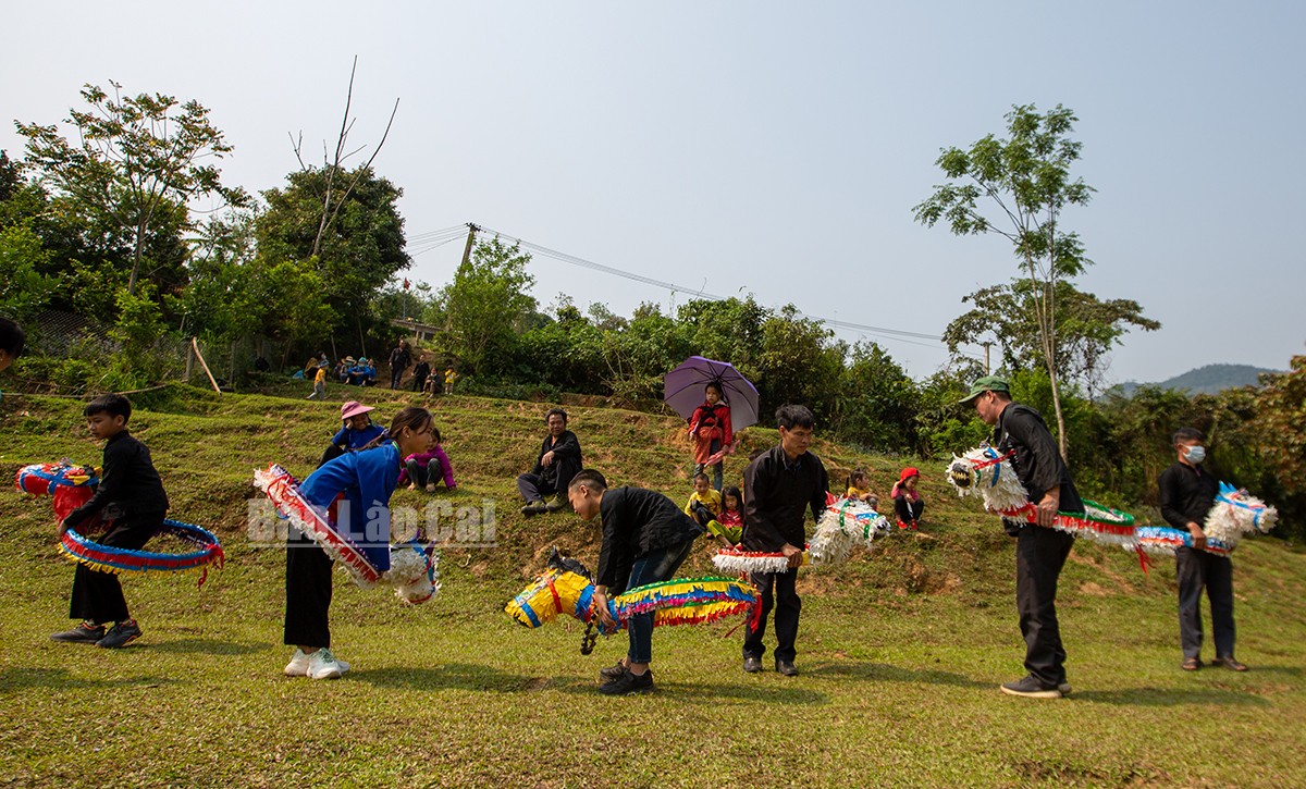 Độc đáo điệu múa ngựa giấy của người Nùng Dín ảnh 4