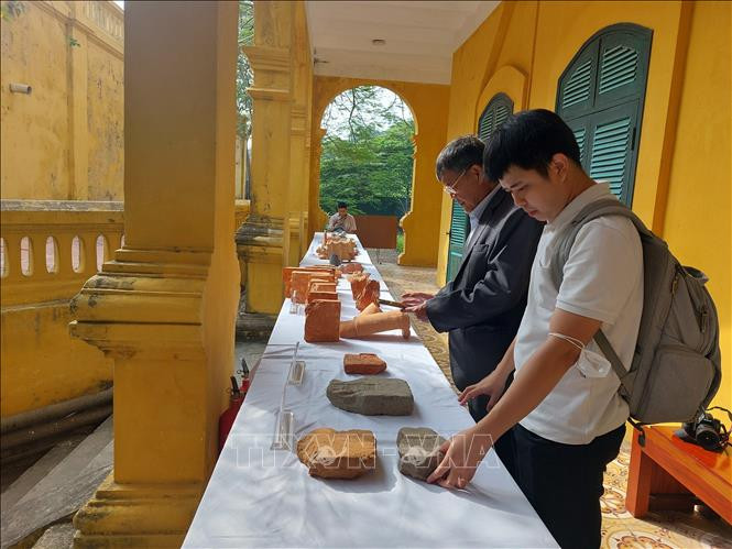 Tìm hiểu hiện vật phát hiện được qua cuộc khai quật thăm dò khu vực không gian Điện Kính Thiên năm 2022. Tìm hiểu hiện vật phát hiện được qua cuộc khai quật thăm dò khu vực không gian Điện Kính Thiên năm 2022.