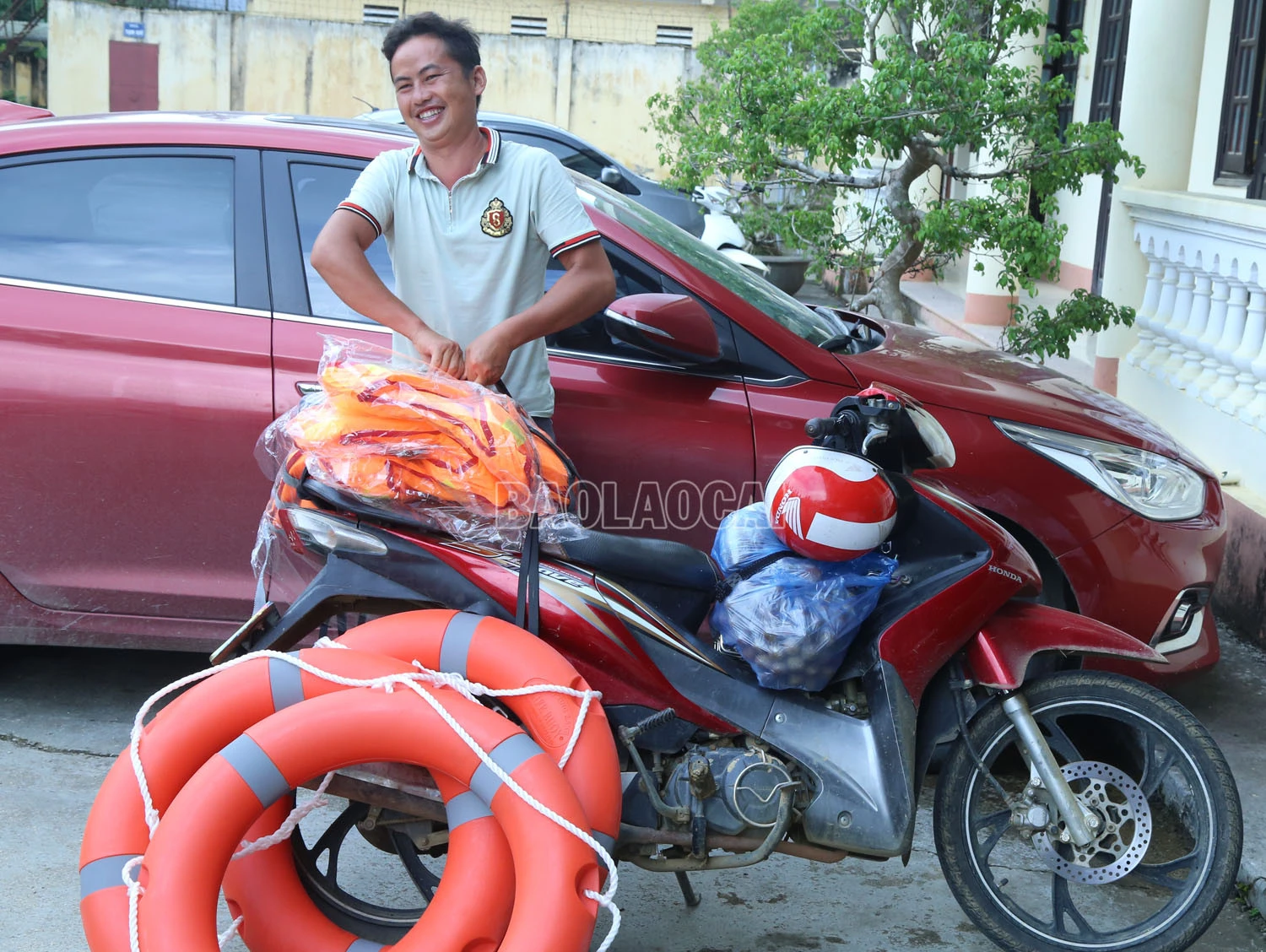 Huyện Si Ma Cai: 35 chủ thuyền được tặng áo phao, phao cứu sinh ảnh 2