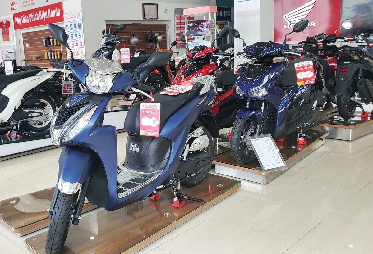 Các dòng xe tay ga được bày bán tại Head Tiến Thành, ngã 6, Kim Tân, thành phố Lào Cai. Các dòng xe tay ga được bày bán tại Head Tiến Thành, ngã 6, Kim Tân, thành phố Lào Cai.