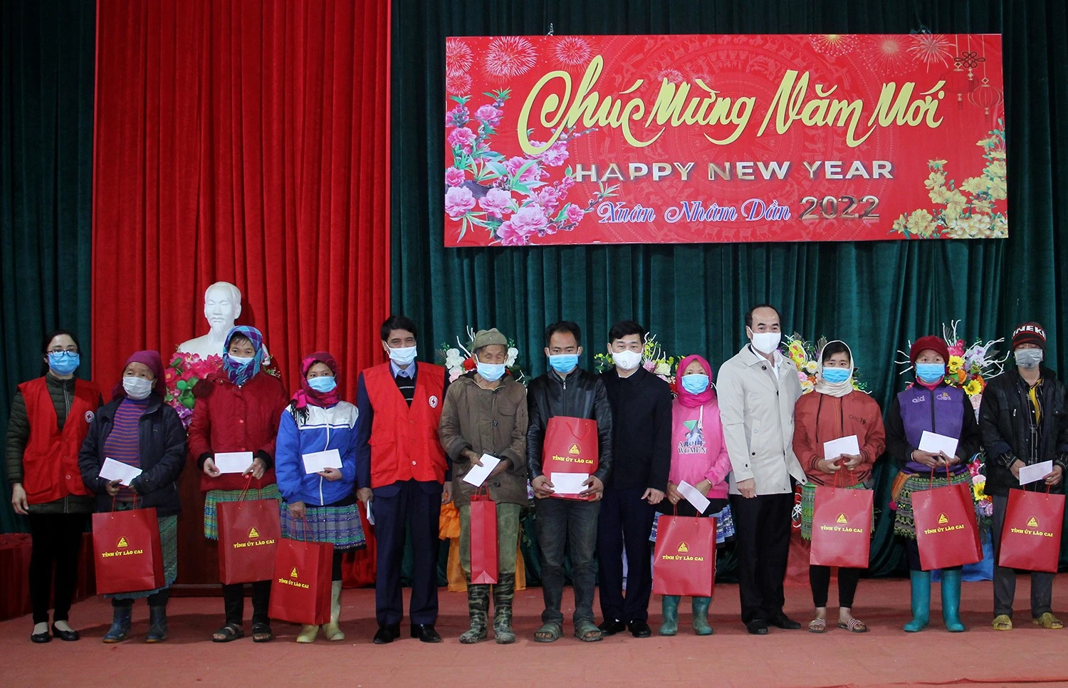 Các đồng chí lãnh đạo tỉnh thăm, chúc Tết tại Bắc Hà ảnh 6