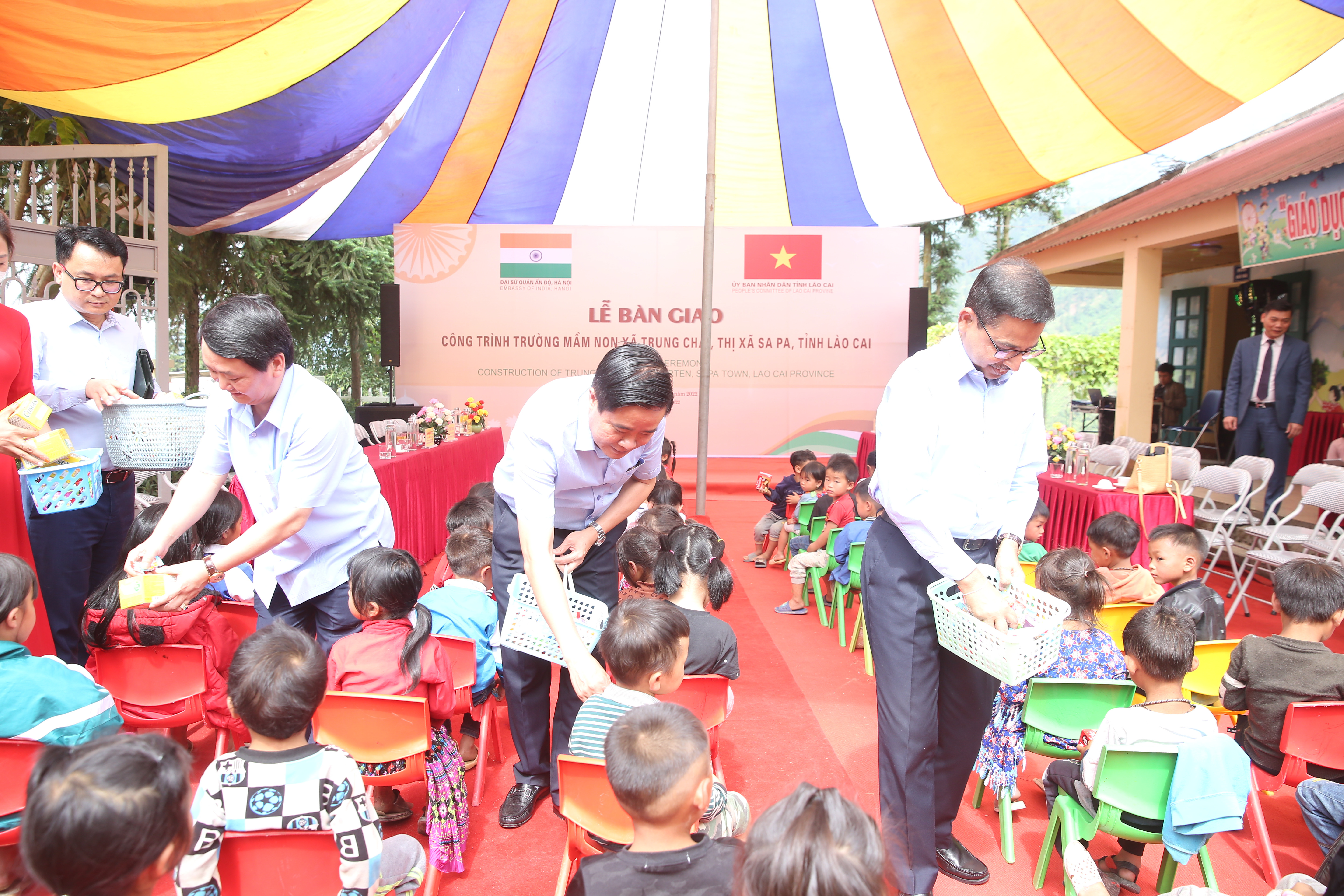 Các đại biểu tặng quà các cháu học sinh.