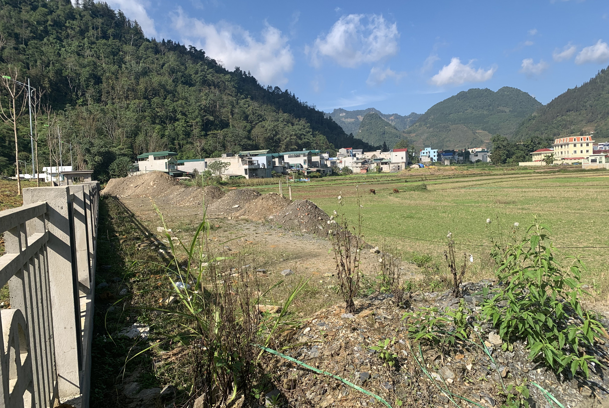 Cần khẩn trương triển khai dự án xây dựng hạ tầng kỹ thuật đô thị kết nối với Bệnh viện Đa khoa huyện Mường Khương ảnh 2