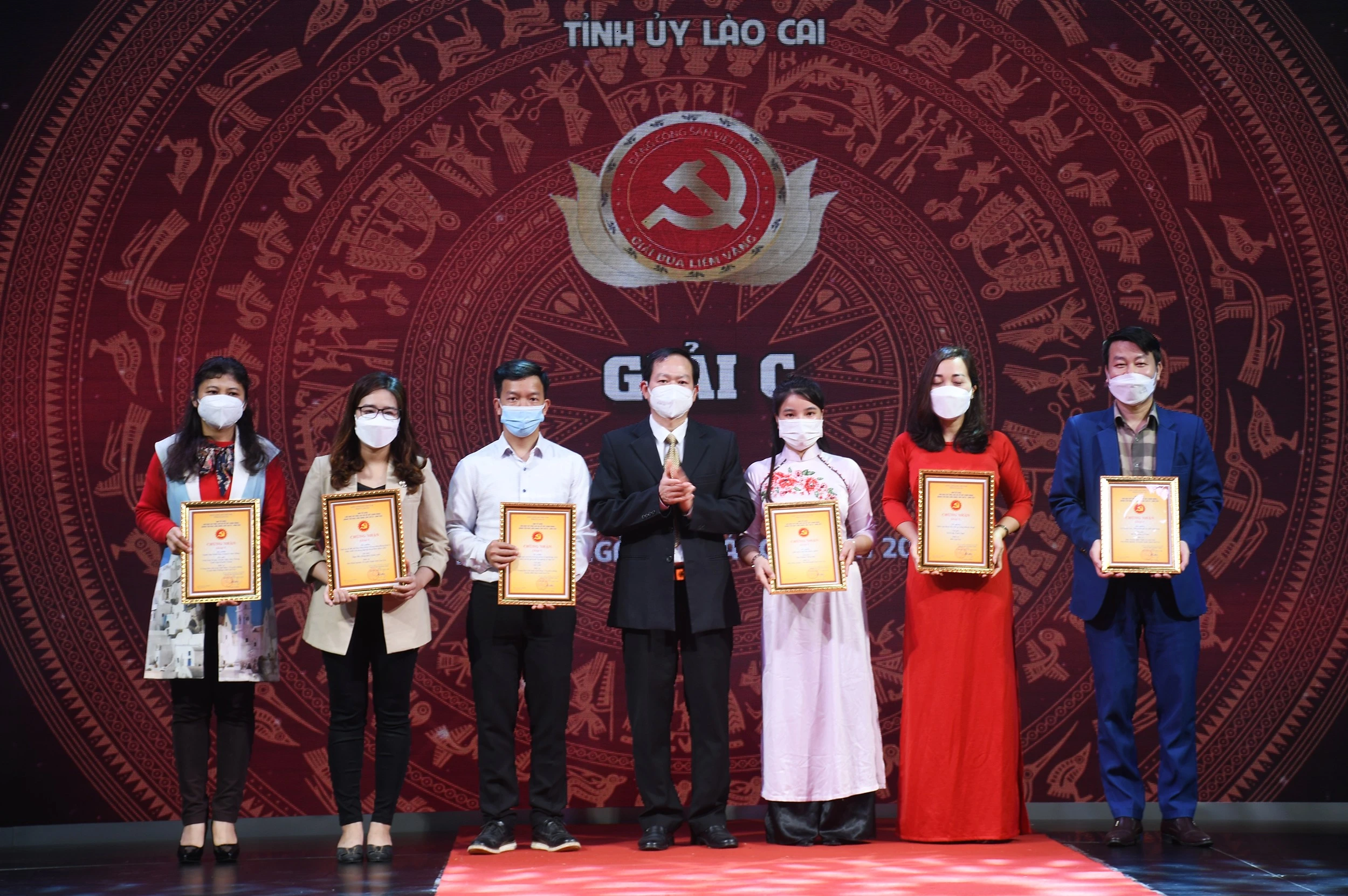 Trao giải B, giải C cho tác giả và nhóm tác giả đoạt giải Búa liềm vàng tỉnh Lào Cai năm 2021.