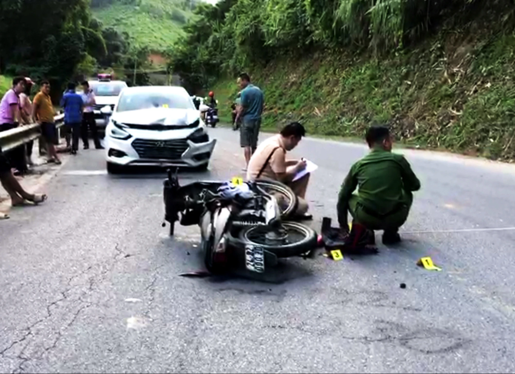 Hiện trường vụ tai nạn giao thông của học sinh lớp 8 Trường THCS thị trấn Nông trường Phong Hải. Hiện trường vụ tai nạn giao thông của học sinh lớp 8 Trường THCS thị trấn Nông trường Phong Hải.