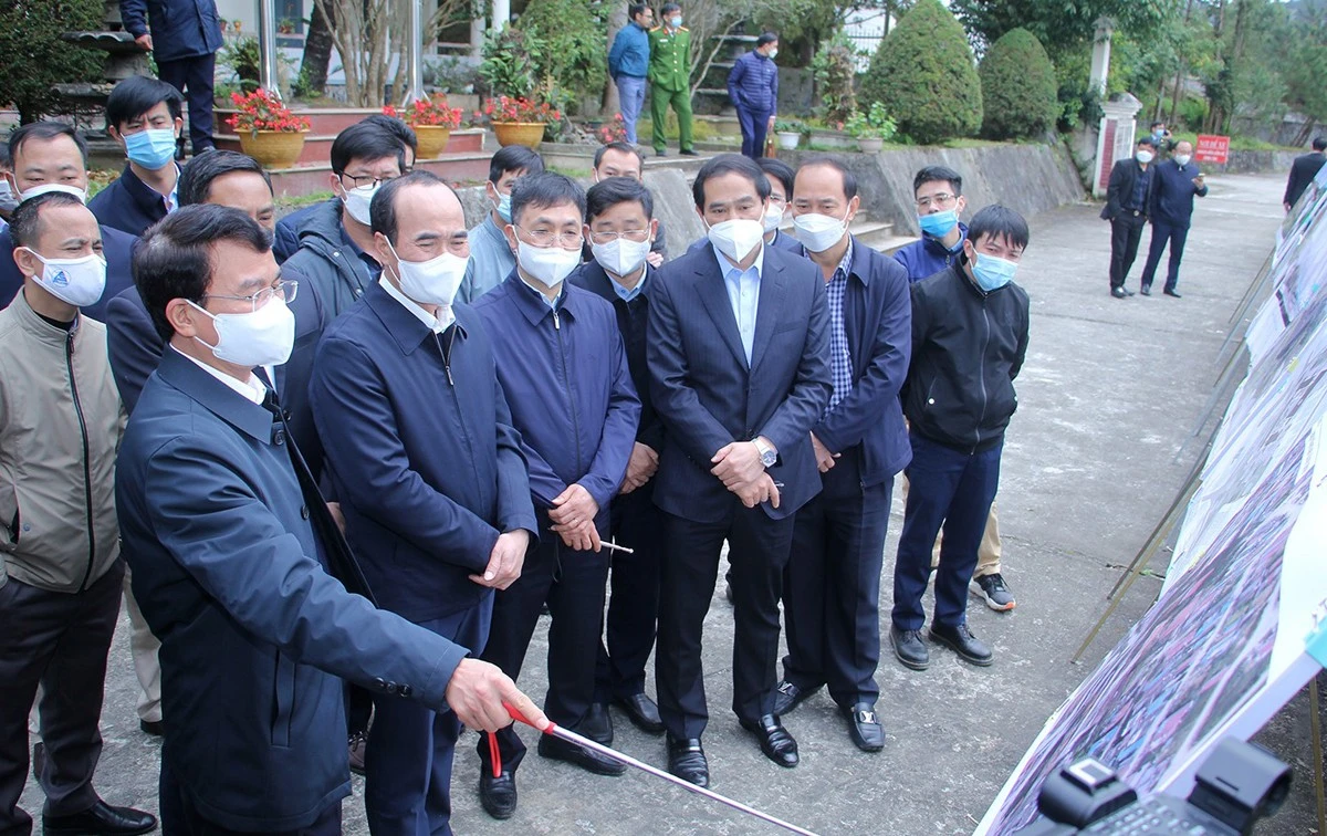 Các đồng chí lãnh đạo tỉnh khảo sát khu vực điều chỉnh, mở rộng quy hoạch trung tâm hành chính huyện Bắc Hà.