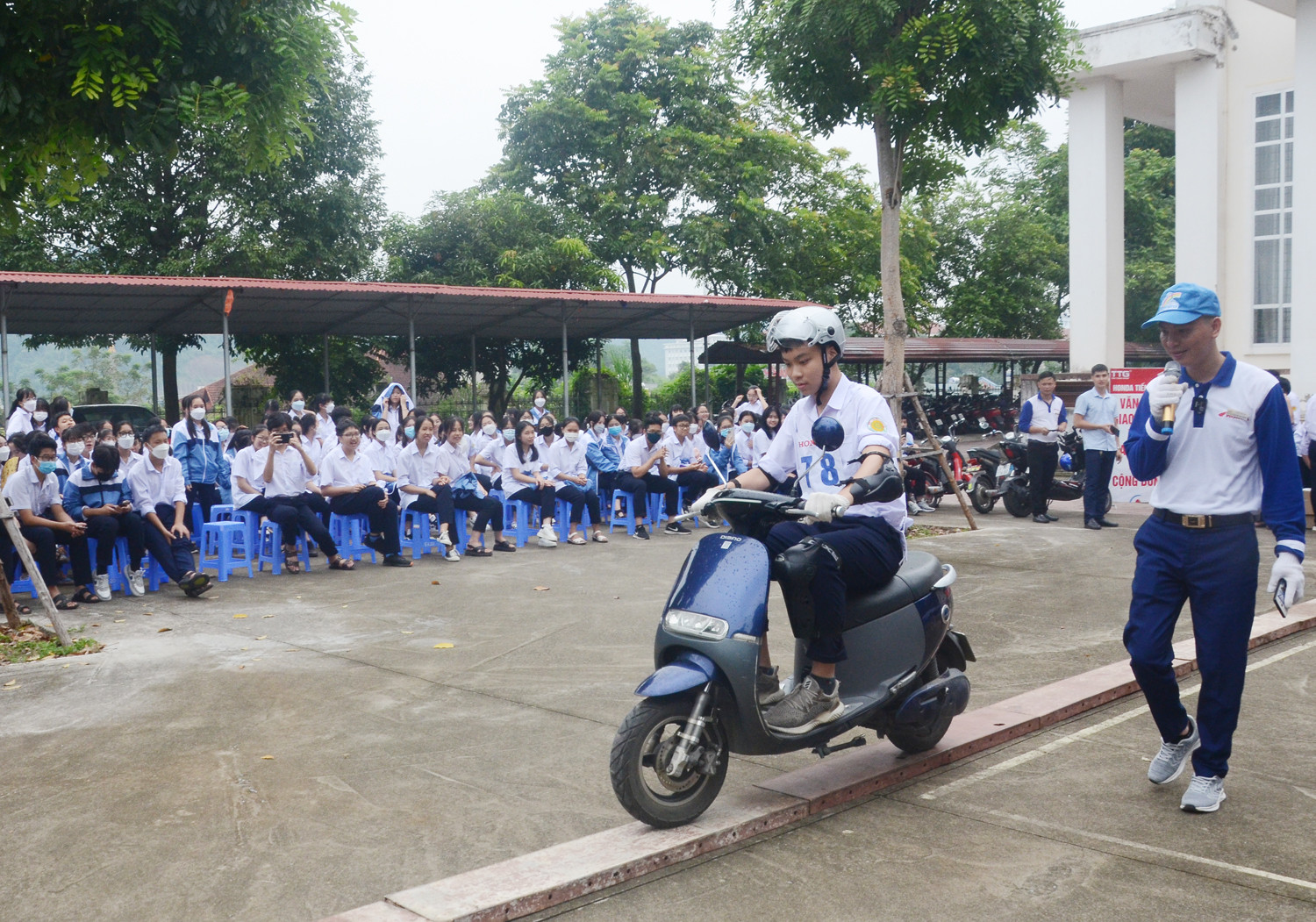 Học sinh tham gia trả lời câu hỏi tìm hiểu Luật Giao thông đường bộ. Tặng quà học sinh trả lời đúng câu hỏi về Luật Giao thông đường bộ. Hướng dẫn sử dụng bảo hộ trước khi đi xe mô tô, xe gắn máy, xe máy điện. Hướng dẫn đội mũ bảo hiểm đúng cách. Kiểm tra an toàn phương tiện trước khi tham gia giao thông. Hướng dẫn tư thế lái xe an toàn. Trải nghiệm lái xe trên sa hình.