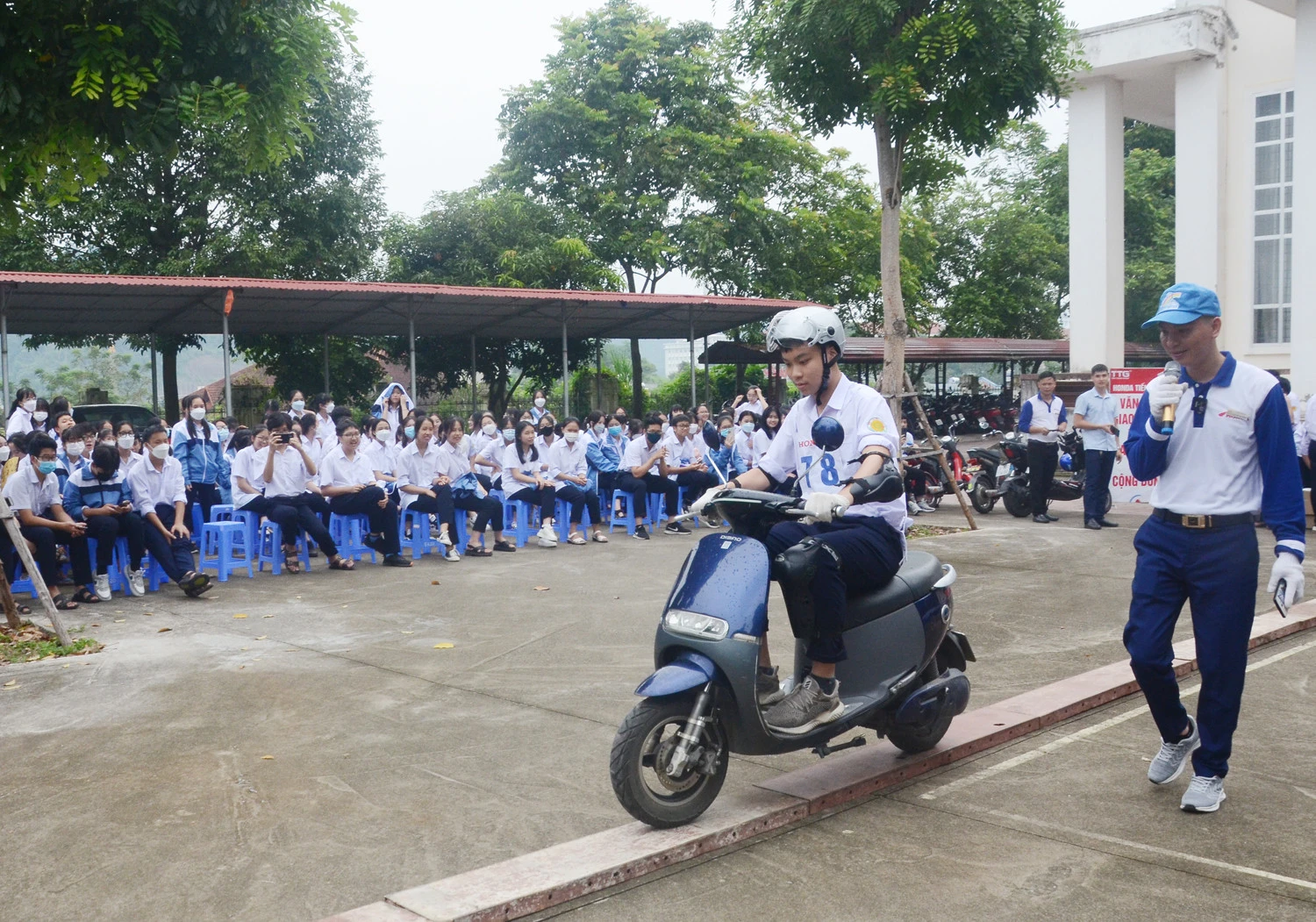 Học sinh tham gia trả lời câu hỏi tìm hiểu Luật Giao thông đường bộ. Tặng quà học sinh trả lời đúng câu hỏi về Luật Giao thông đường bộ. Hướng dẫn sử dụng bảo hộ trước khi đi xe mô tô, xe gắn máy, xe máy điện. Hướng dẫn đội mũ bảo hiểm đúng cách. Kiểm tra an toàn phương tiện trước khi tham gia giao thông. Hướng dẫn tư thế lái xe an toàn. Trải nghiệm lái xe trên sa hình.