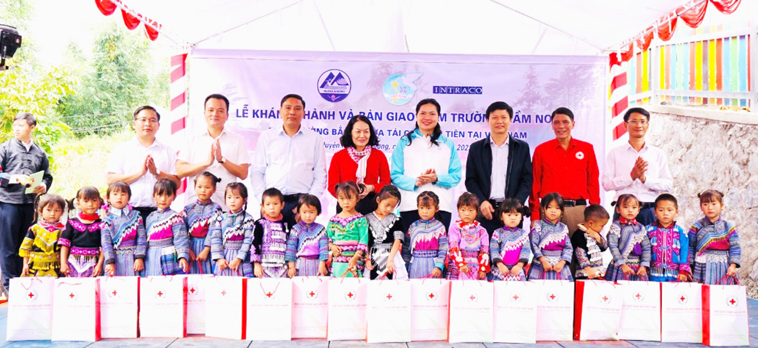 Đồng chí Hà Thị Nga, Chủ tịch Hội LHPN Việt Nam dự lễ khánh thành điểm Trường Mầm non Ngải Phóng Chồ ảnh 4