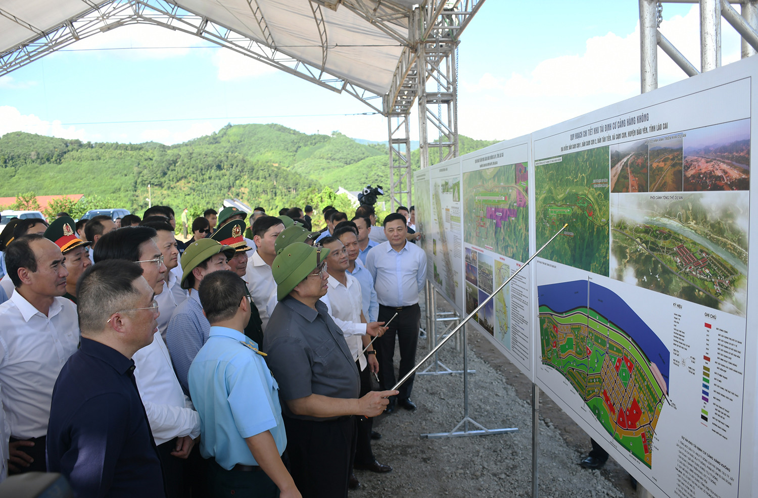 Thủ tướng Chính phủ Phạm Minh Chính khảo sát, kiểm tra một số dự án; thăm, tặng quà gia đình chính sách thành phố Lào Cai và huyện Bảo Yên ảnh 2