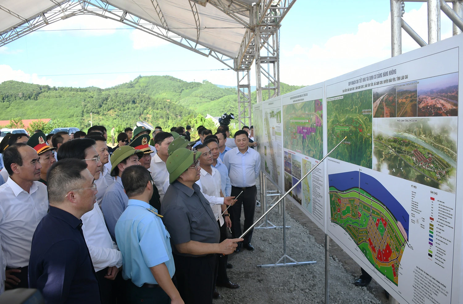 Thủ tướng Chính phủ Phạm Minh Chính khảo sát, kiểm tra một số dự án; thăm, tặng quà gia đình chính sách thành phố Lào Cai và huyện Bảo Yên ảnh 2