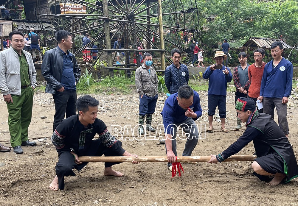 Biểu diễn trò chơi bịt mắt bắt dê. Thi đẩy gậy.