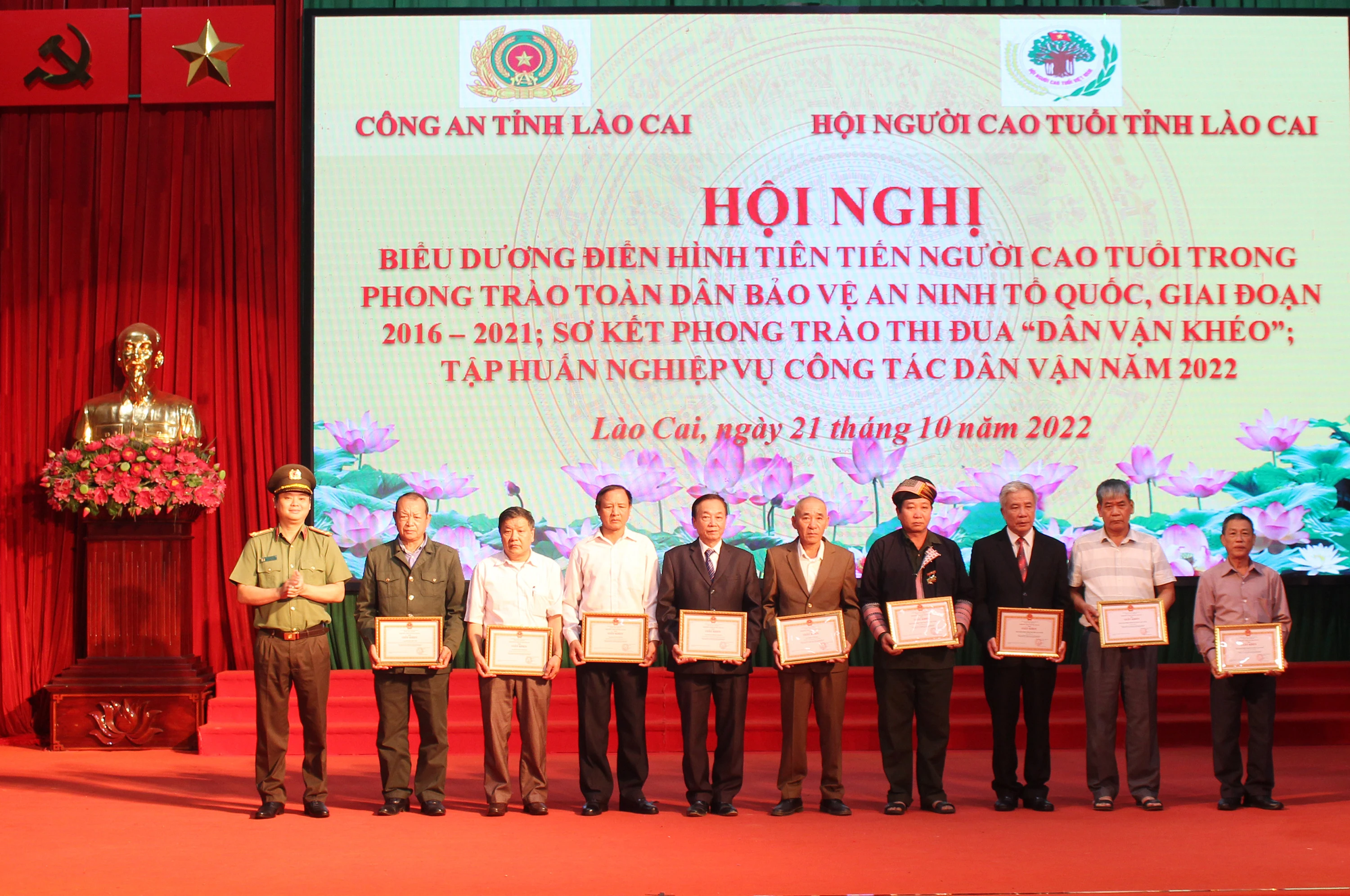 Trao Giấy khen cho các tập thể và cá nhân người cao tuổi có thành tích xuất sắc trong phong trào toàn dân bảo vệ an ninh Tổ quốc, giai đoạn 2016 – 2021. Trao Giấy khen cho các tập thể công an có thành tích xuất sắc trong phong trào dân bảo vệ an ninh Tổ quốc, giai đoạn 2016 – 2021.