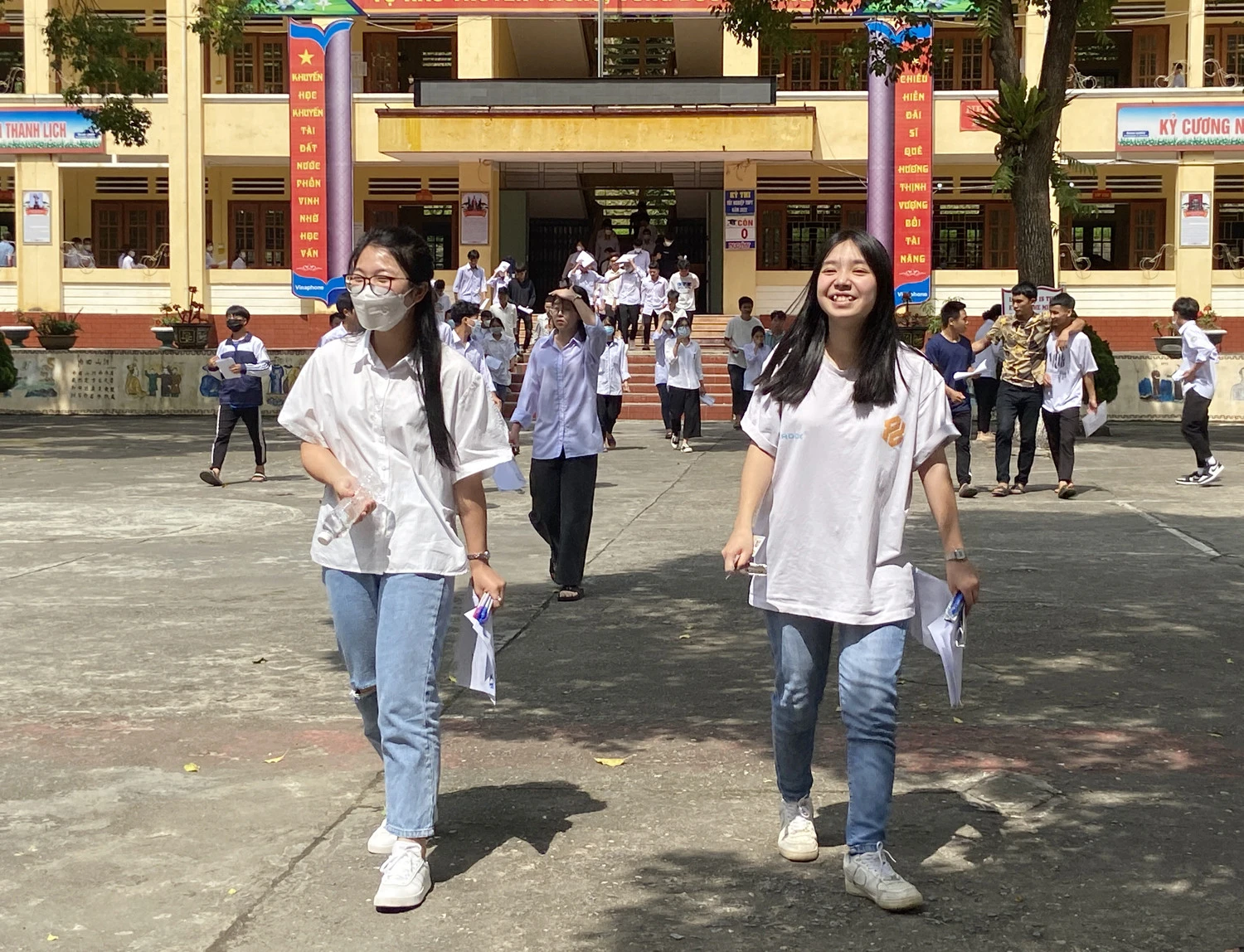 Học sinh ra khỏi phòng thi sớm nhất tại điểm thi số 1 Bắc Hà.