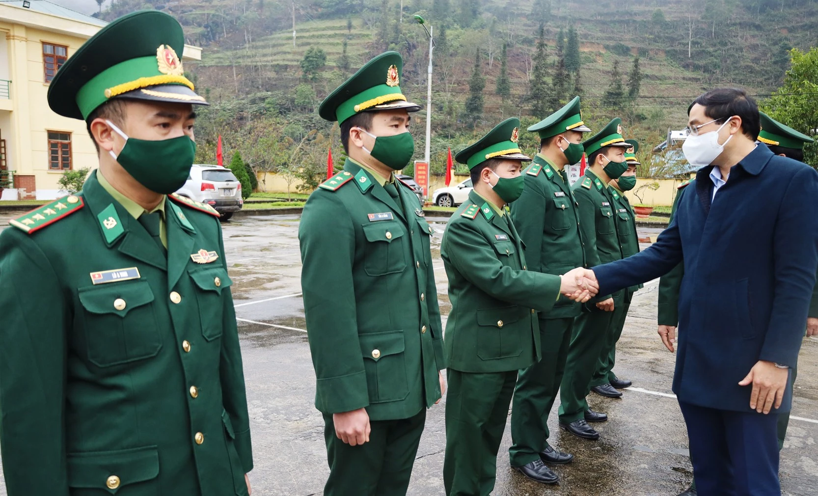 Chủ tịch UBND tỉnh Trịnh Xuân Trường thăm, tặng quà Tết tại huyện Mường Khương ảnh 1