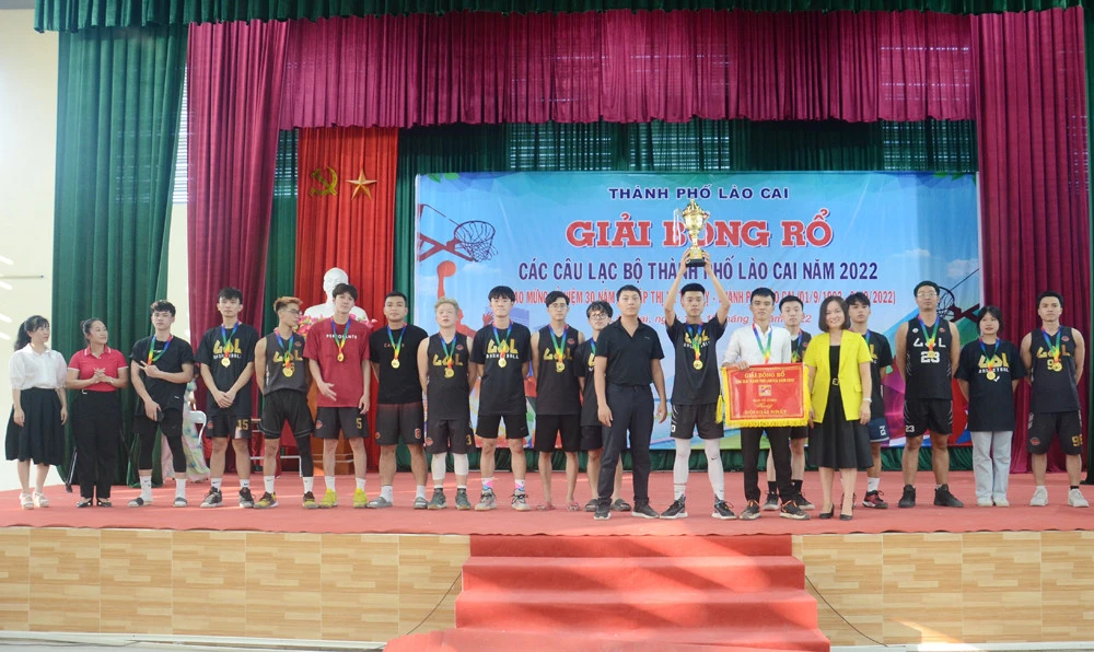 Trao Cúp vô địch cho đội bóng Câu lạc bộ Cam Ngọt. Trao giải Nhì cho đội bóng Câu lạc bộ LCB. Trao Cúp vô địch cho đội bóng Câu lạc bộ Cam Ngọt. Trao giải Nhì cho đội bóng Câu lạc bộ LCB.