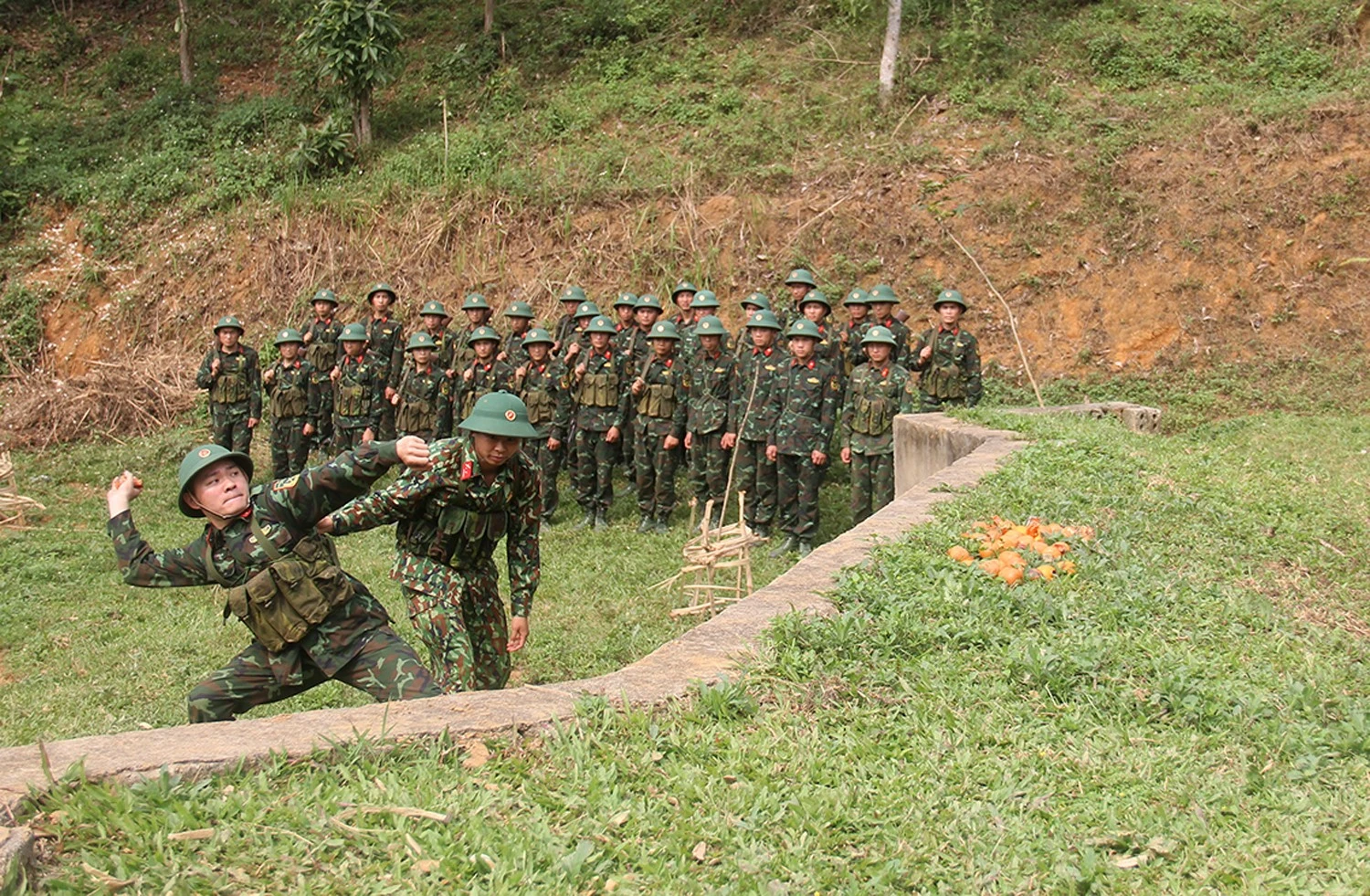 Các chiến sỹ mới tập luyện trên thao trường.