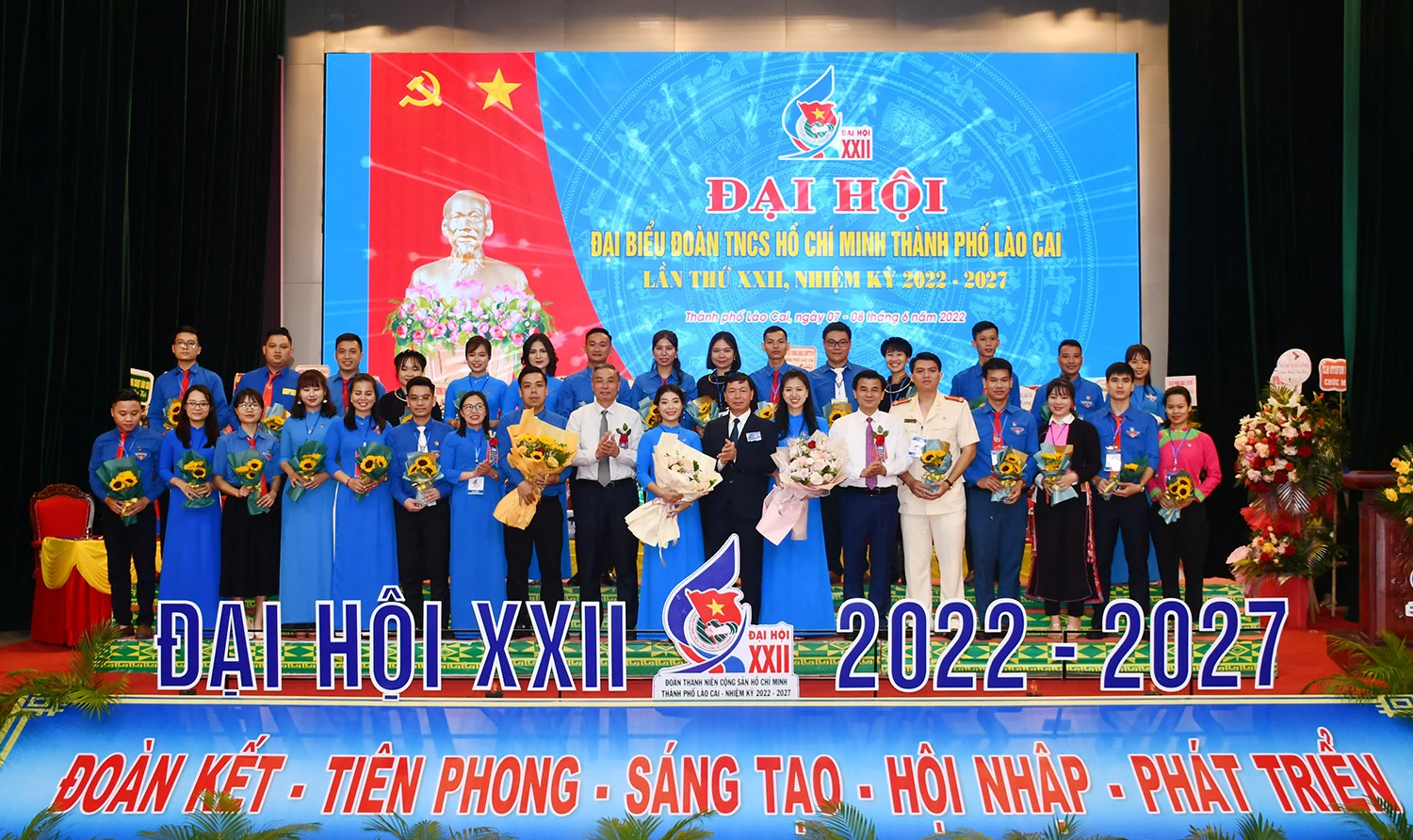 Ban Chấp hành Thành đoàn khóa XXII ra mắt đại hội.