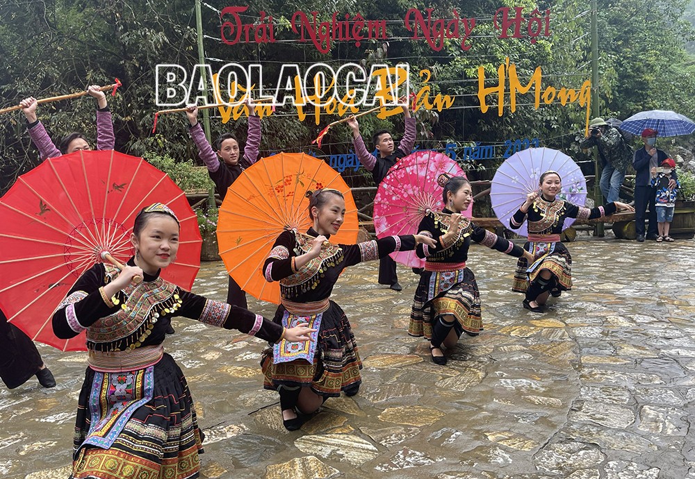 Biểu diễn văn nghệ chào mừng.