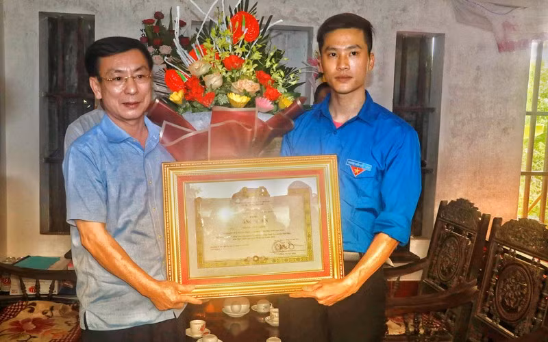 Trao Bằng khen của Thủ tướng cho anh Nguyễn Đức Chính ảnh 1