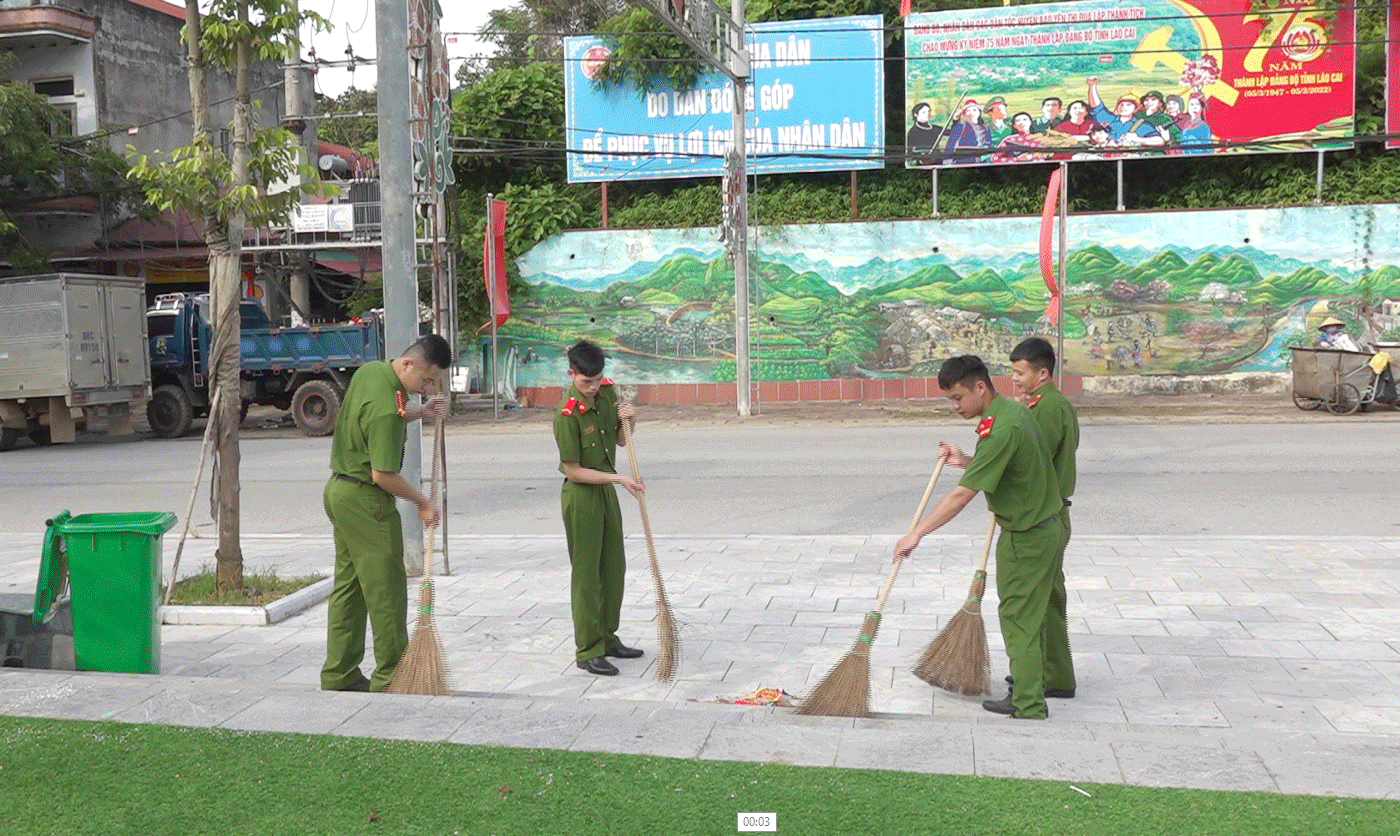 Chiến sỹ Công an huyện Bảo Yên dọn vệ sinh tại công viên Nguyễn Tất Thành. Chiến sỹ Công an huyện Bảo Yên dọn vệ sinh tại công viên Nguyễn Tất Thành.