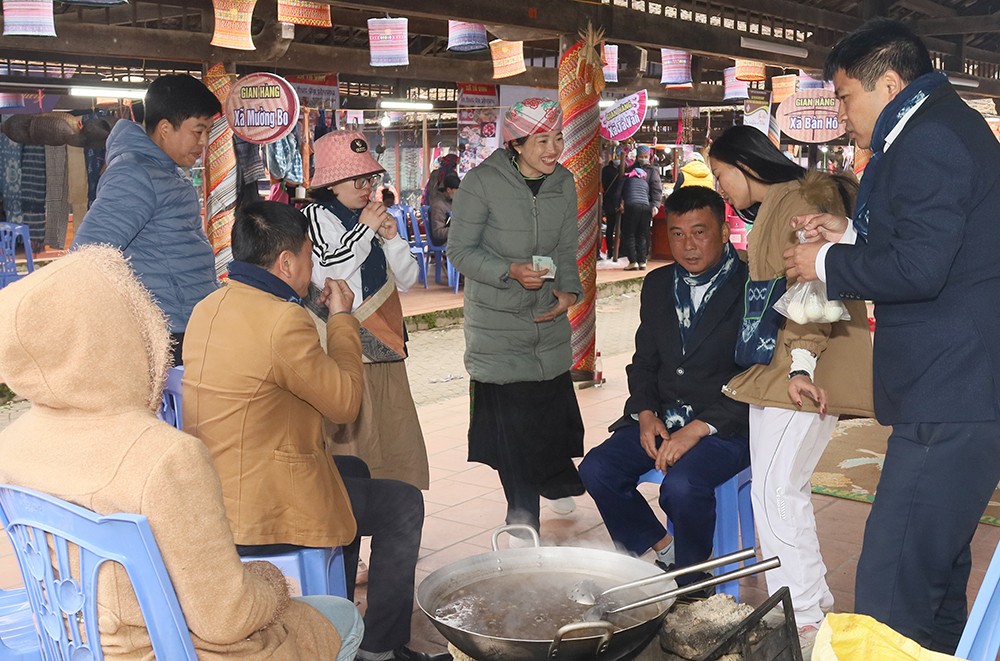 Du khách khám phá hội chợ ẩm thực và nông sản Sa Pa ảnh 4