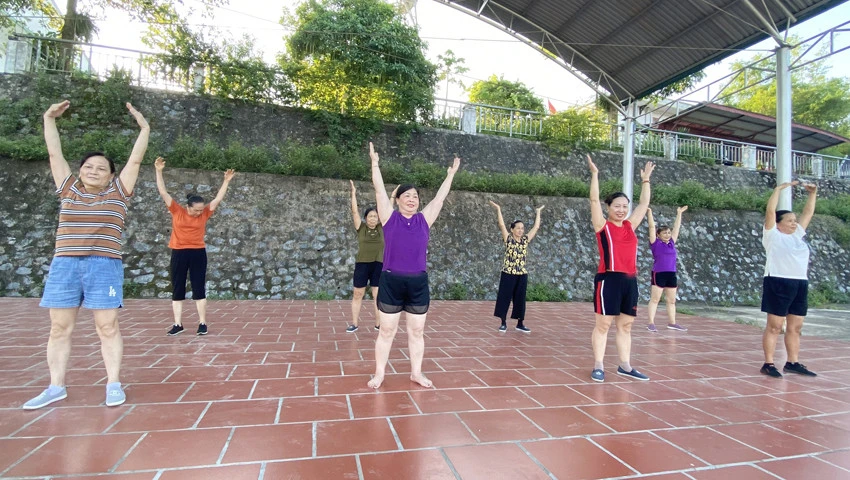 Việc tập luyện thể dục, thể thao mỗi ngày giúp các thành viên trong câu lạc bộ tăng cường sức khỏe, nâng cao tinh thần.