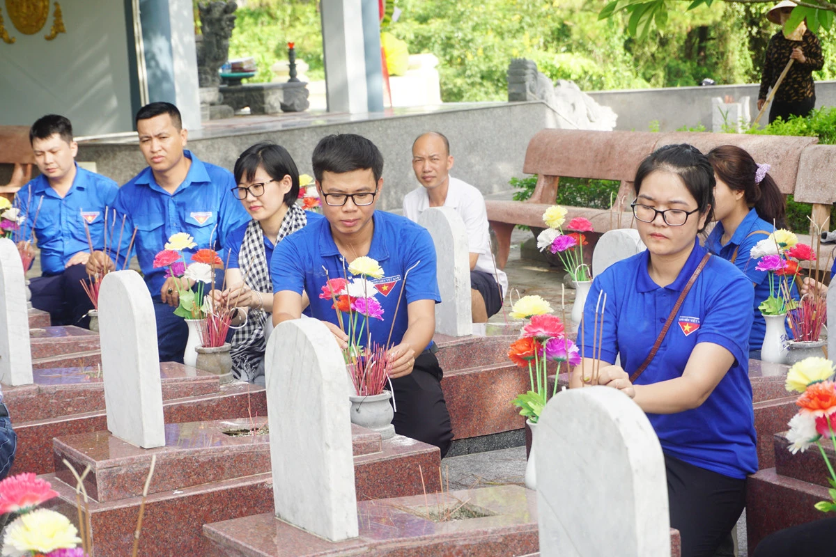 Viếng phần mộ của các liệt sỹ quê hương Lào Cai tại Nghĩa trang Liệt sỹ quốc gia Trường Sơn.