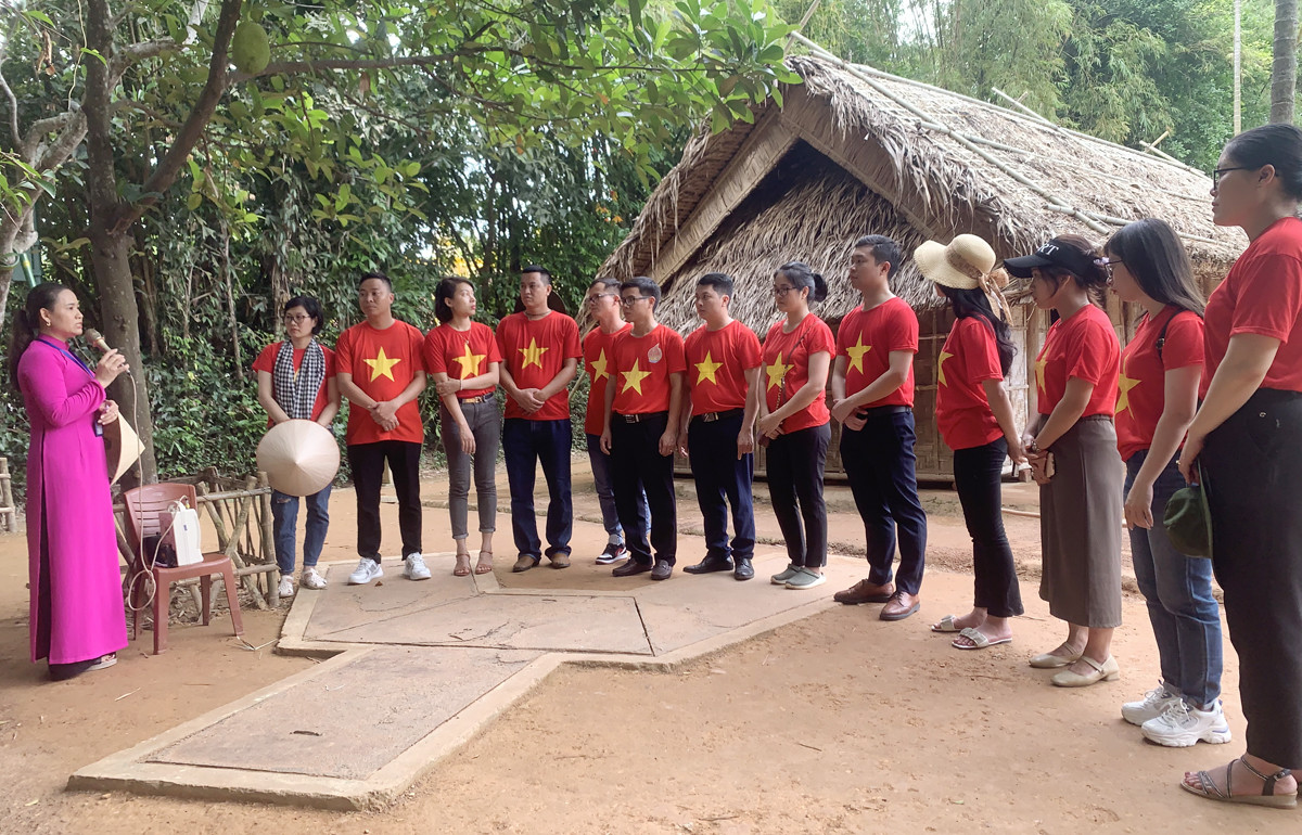 Thăm quê Bác. Thăm quê Bác.