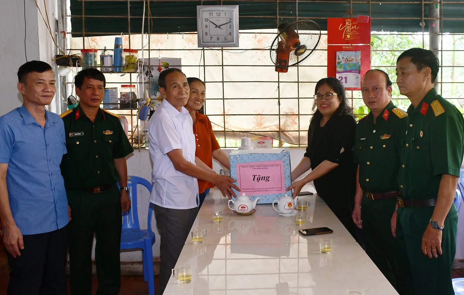 Đoàn công tác tỉnh Bình Dương thăm hỏi, tặng quà gia đình chính sách, người có công tại thành phố Lào Cai và huyện Bảo Thắng ảnh 3