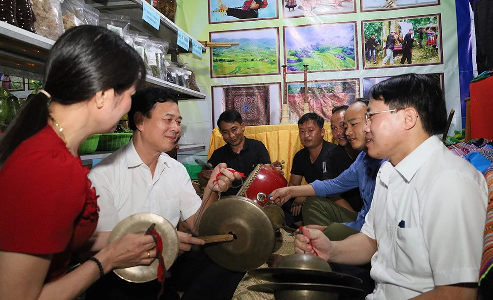 Khai mạc Ngày hội nông sản và văn hóa dân gian huyện Si Ma Cai ảnh 9