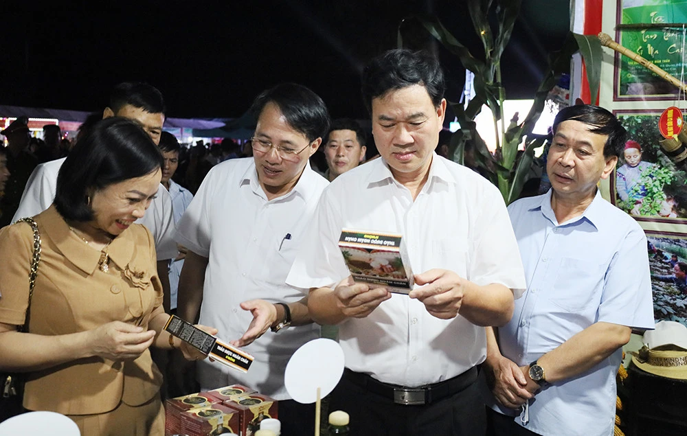 Khai mạc Ngày hội nông sản và văn hóa dân gian huyện Si Ma Cai ảnh 6