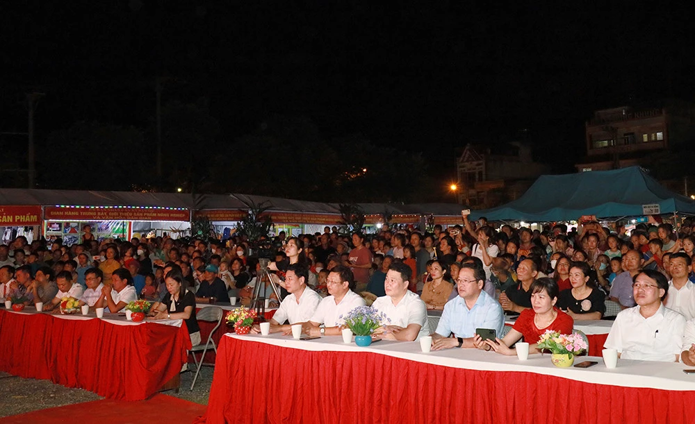 Khai mạc Ngày hội nông sản và văn hóa dân gian huyện Si Ma Cai ảnh 1