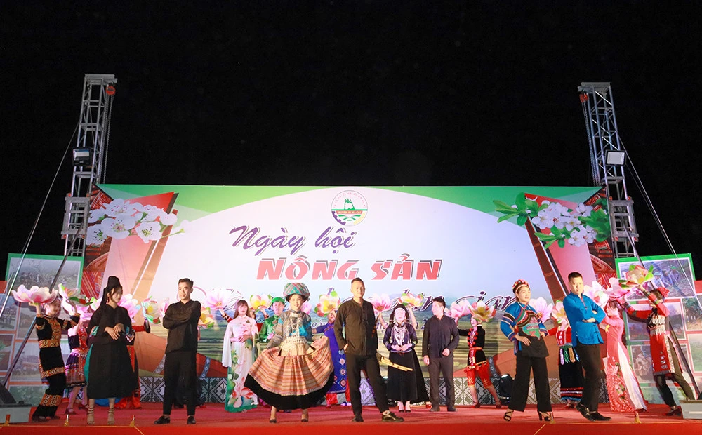 Khai mạc Ngày hội nông sản và văn hóa dân gian huyện Si Ma Cai ảnh 3