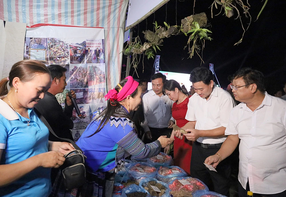 Khai mạc Ngày hội nông sản và văn hóa dân gian huyện Si Ma Cai ảnh 5