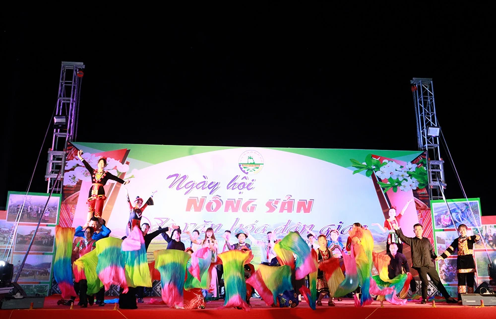 Khai mạc Ngày hội nông sản và văn hóa dân gian huyện Si Ma Cai ảnh 2