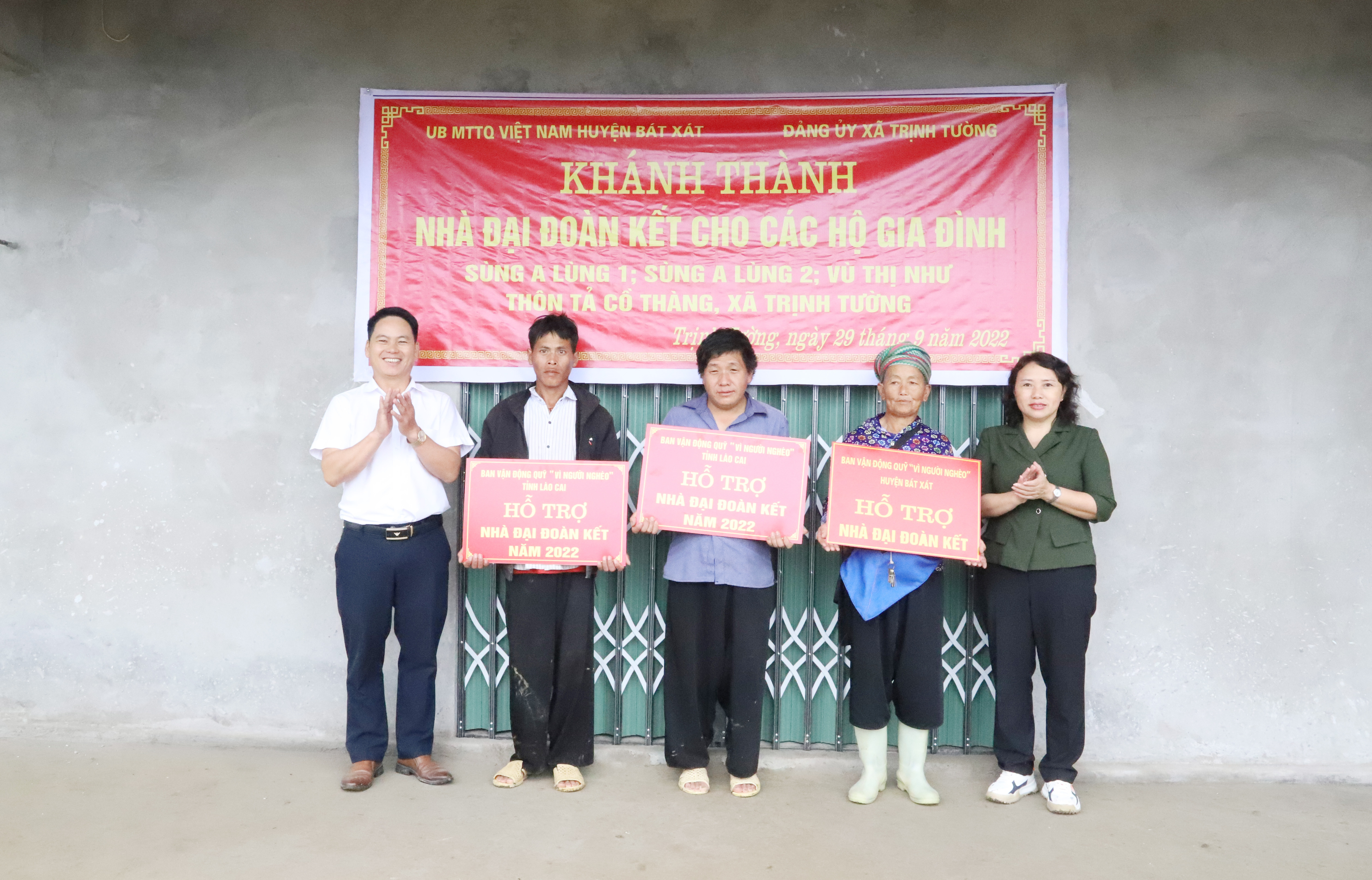 Bàn giao nhà “Đại đoàn kết” cho 3 hộ nghèo tại thôn Tả Cổ Thàng, xã Trịnh Tường ảnh 1